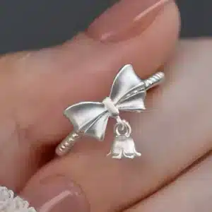 Bague fine pour femme avec noeud et fleur 1