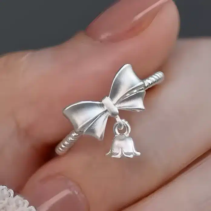 Bague fine pour femme avec noeud et fleur 1