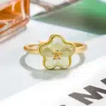 Bague femme dorée étoile nacrée 1