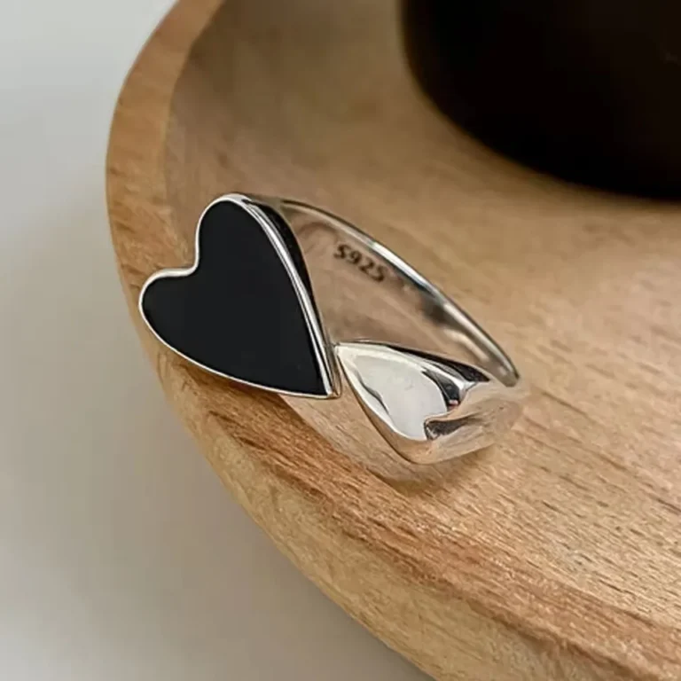 Bague femme gros coeur noir et argent 1