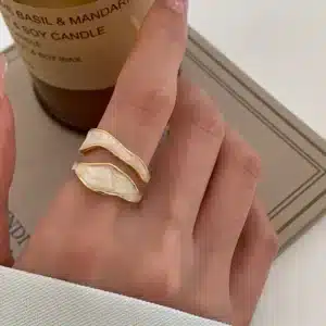 Bague femme ondulée émaillée blanche dorée 1