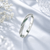 Bague femme entrelacée pierres vertes argent