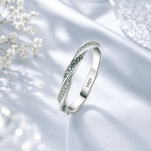 Bague femme entrelacée pierres vertes argent